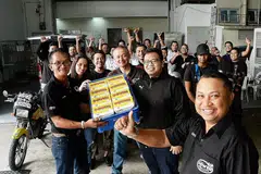 ADA PEKERJA PENGHANTARAN SENDIRI: Encik Badrol (depan, kanan) menyediakan khidmat penghantarannya sendiri bagi mewujudkan lebih banyak pekerjaan untuk anak muda. - Foto JOHARI RAHMAT