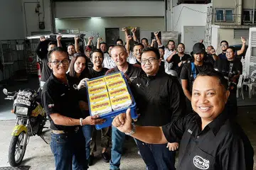 ADA PEKERJA PENGHANTARAN SENDIRI: Encik Badrol (depan, kanan) menyediakan khidmat penghantarannya sendiri bagi mewujudkan lebih banyak pekerjaan untuk anak muda. - Foto JOHARI RAHMAT