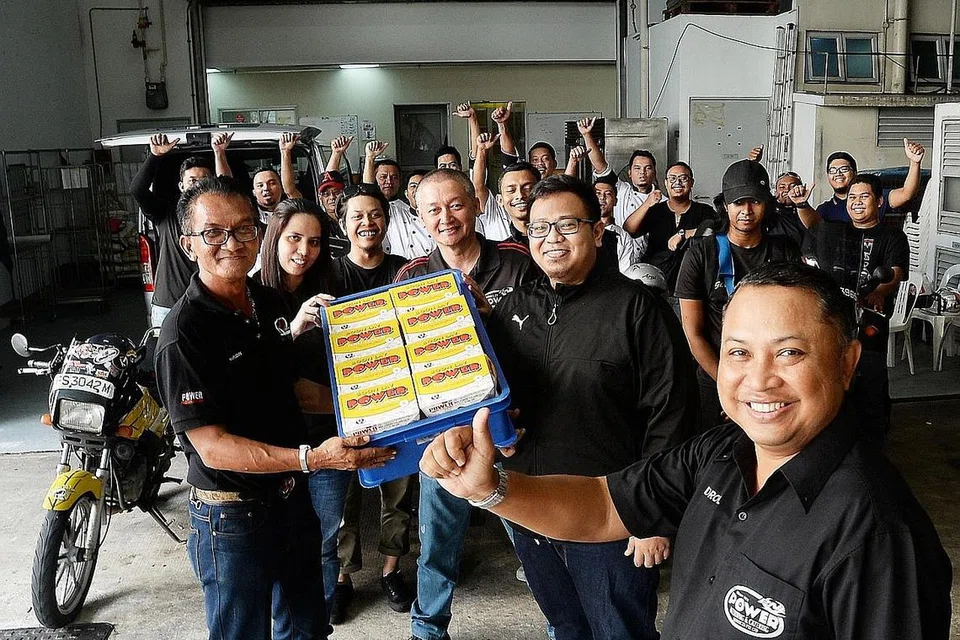 ADA PEKERJA PENGHANTARAN SENDIRI: Encik Badrol (depan, kanan) menyediakan khidmat penghantarannya sendiri bagi mewujudkan lebih banyak pekerjaan untuk anak muda. - Foto JOHARI RAHMAT