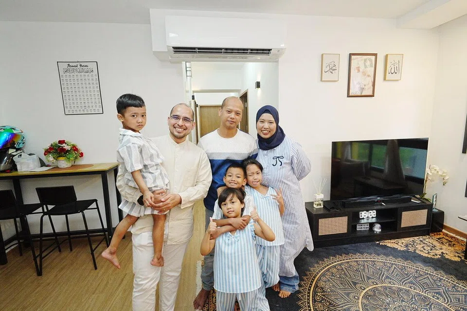 Setiausaha Parlimen Kanan (Pendidikan merangkap Pembangunan Negara), Dr Syed Harun Alhabsyi (dua dari kiri), bersama Cik Nurfitrah Yahya (kanan) dan Encik Muhammad Nazri Zakaria (tiga dari kiri) dan empat anak kecil.