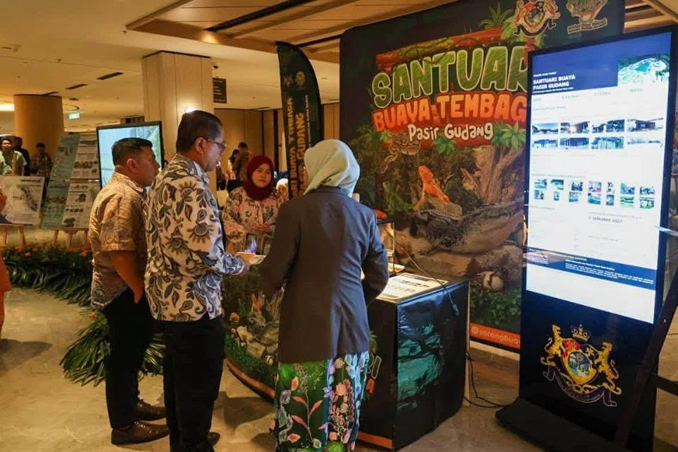 Reruai pameran Santuari Buaya Tembaga Pasir Gudang milik Majlis Bandaraya Pasir Gudang. Ini merupakan antara produk pelancongan yang akan diketengahkan sempena Tahun Melawat Johor pada 2027.
