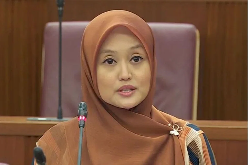 Cik Rahayu Mahzam.