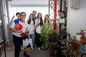 Cik Nadia Ahmad Samdin, Anggota Parlimen (AP) GRC Ang Mo Kio (kiri) telah menyertai lebih 350 pemimpin akar umbi, sukarelawan dan rakan kongsi, untuk melawat penduduk Cheng San, pada 10 Oktober.