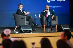 Menteri Pendidikan, Encik Chan Chun Sing (kiri) bersama Ketua Pegawai Eksekutif (CEO) Kumpulan DBS, Encik Piyush Gupta, menggariskan kepentingan pendekatan pelbagai sektor dalam membangunkan masyarakat lebih saksama dan terangkum di Singapura, dalam Sidang Puncak Mobiliti Sosial Access di hotel Ritz-Carlton Millenia Singapura pada 5 April.