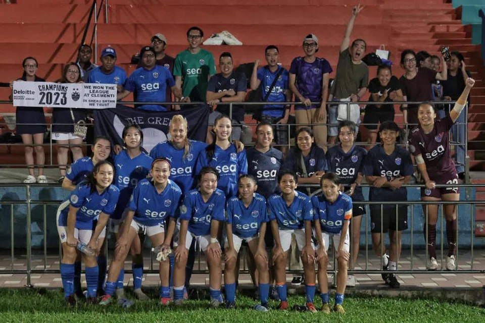 MERAKAM KEMENANGAN: Pasukan Lion City Sailors bergambar bersama penyokong mereka mengalahkan Geylang International 11-0.