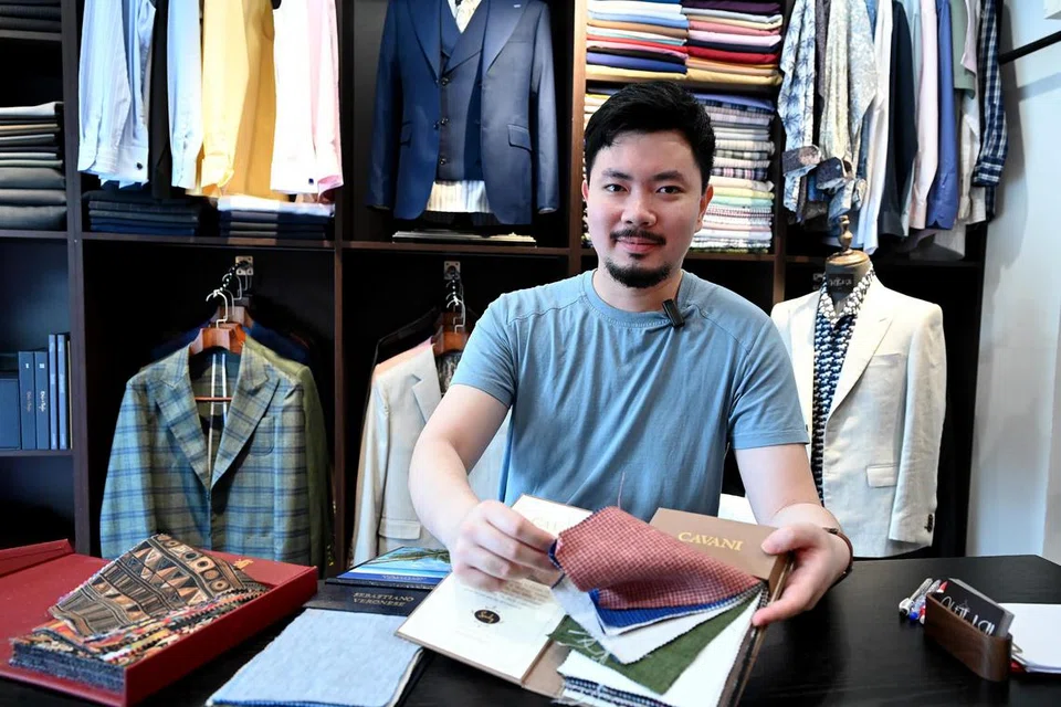 Pengurus Operasi di Viet Tanh Silk, Encik Kevin Nguyen, memiliki kedai jahit yang terkenal dengan baju serta kot yang bermutu tinggi. 