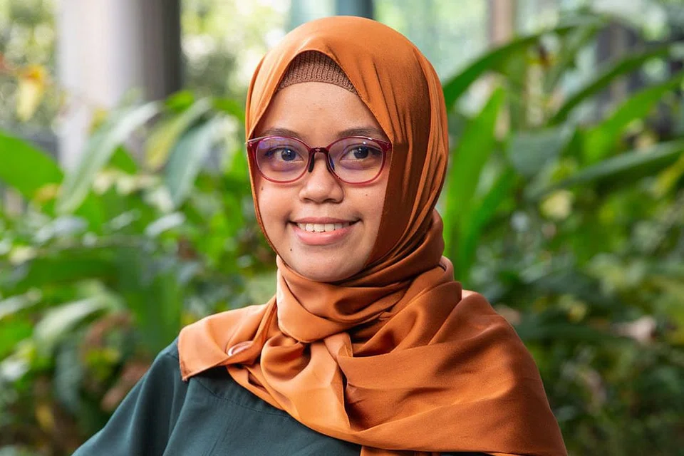 AJAR SECARA KREATIF: Guru prasekolah, Cik Almi Roafuziah Mohamed, menggunakan pelbagai kaedah menarik dan inovatif dalam mengajar bahasa Melayu kepada murid-muridnya di dalam kelas. Beliau merupakan antara 14 guru prasekolah yang menerima Anugerah Guru Bahasa Ibunda Prasekolah Cemerlang (OPMTL) tahun ini. - Foto MOE