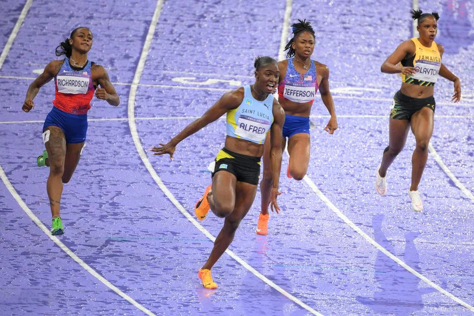 Julien Alfred (dua dari kiri) dari Saint Lucia memenangi acara pecut 100 meter wanita di Stade de France pada 3 Ogos, sekali gus mencatat rekod sebagai pemenang pingat pertama negaranya. Negara Caribbean dengan penduduk seramai 200,000 orang itu telah bertanding di tujuh Sukan Olimpik sebelum ini tanpa memenangi sebarang pingat. 