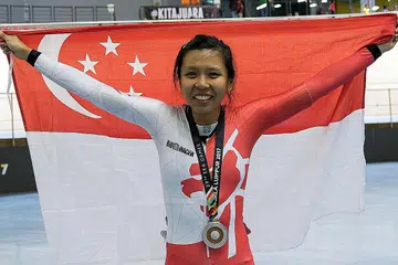 CEMERLANG: Atlit lumba basikal Negara, Luo Yiwei (atas) memenangi pingat pertama Singapura bagi acara perlumbaan basikal kategori 'omnium'. Foto SPORTSG