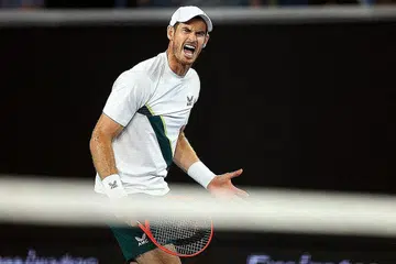 RAI KEMENANGAN: Perlawanan Tenis Terbuka Australia selama lima jam dan 45 minit dan berlarutan hingga 4 pagi semalam ialah yang terpanjang dalam kerjaya Murray. -Foto REUTUERS