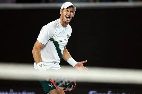 RAI KEMENANGAN: Perlawanan Tenis Terbuka Australia selama lima jam dan 45 minit dan berlarutan hingga 4 pagi semalam ialah yang terpanjang dalam kerjaya Murray. -Foto REUTUERS