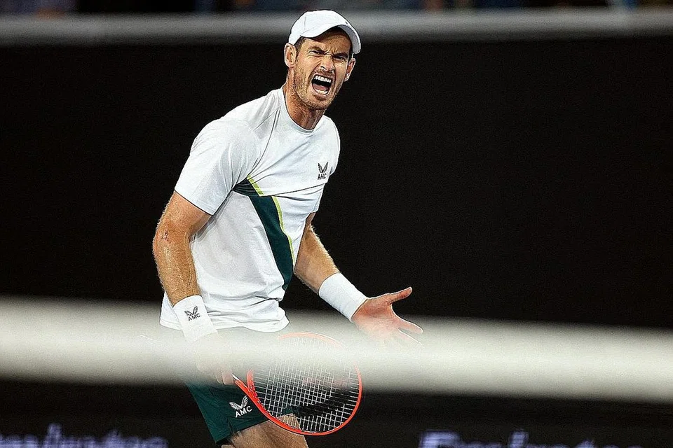 RAI KEMENANGAN: Perlawanan Tenis Terbuka Australia selama lima jam dan 45 minit dan berlarutan hingga 4 pagi semalam ialah yang terpanjang dalam kerjaya Murray. -Foto REUTUERS