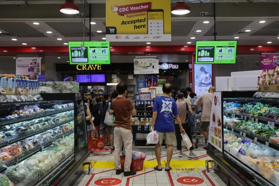 Inflasi teras Singapura meningkat pada Julai, akibat kenaikan harga elektrik dan gas, perkhidmatan serta makanan.