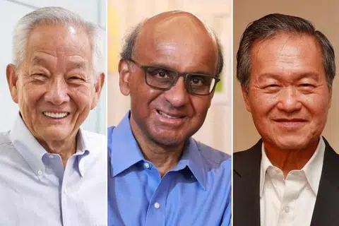 LAYAK JADI CALON: (Dari kiri) Mantan ketua pegawai pelaburan GIC, Encik Ng Kok Song, mantan Menteri Kanan Encik Tharman Shanmugaratnam dan mantan ketua pegawai eksekutif NTUC Income, Encik Tan Kin Lian, telah diberikan Sijil Kelayakan oleh Jawatankuasa Pilihan Raya Presiden pada Jumaat.