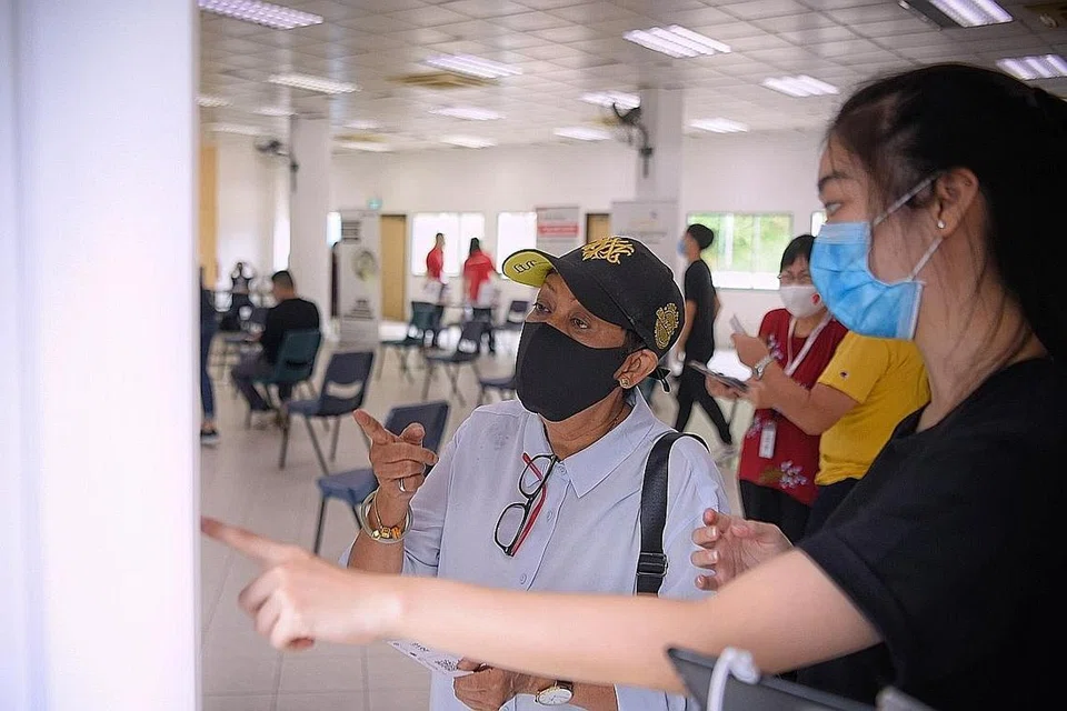 TINJAU PELUANG: Cik Jamilah Hashim (baju putih) mengunjungi Pameran Kerjaya Jump di Kelab Masyarakat Marsiling semalam untuk cuba mendapatkan pekerjaan baru. Tiga lagi Pameran Kerjaya Jump akan diadakan tahun ini - di Boon Lay CC dan Nee Soon South CC bulan depan dan di Keat Hong CC pada Disember. - Foto BH oleh MARK CHEONG