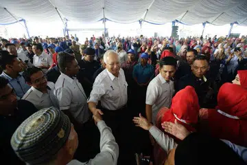 LAWAT KELANTAN: Perdana Menteri, Datuk Seri Najib Tun Razak tiba di Bandar Baru Tunjong semalam bagi menghadiri acara pecah tanah bagi pembinaan Laluan Rel Pantai Timur (ECRL), salah satu program utamanya semasa lawatan sehari ke Kelantan. - Foto NEW STRAITS TIMES