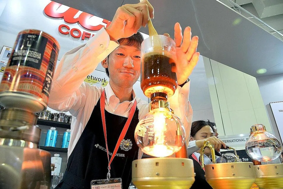 BAK SATU SENI: Pelbagai jenis biji kopi, campurannya serta mesin yang digunakan menjadikan proses membru kopi seperti kaedah sifon ini bagaikan satu seni halus berdasarkan sains dan teknologi. - Foto-foto M.O. SALLEH
