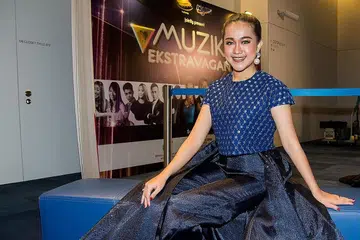 SUSAH TAPI BERSYUKUR: Ernie Zakri mengakui perjalanan seninya tidak semudah disangka, tetapi bersyukur kerana penantian hampir sedekad membawa kepada rezeki dalam usia lebih matang. - Foto ZALEHA ABDUL KADER