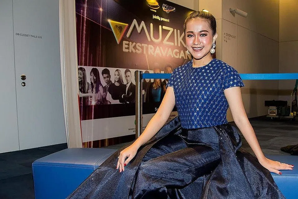 SUSAH TAPI BERSYUKUR: Ernie Zakri mengakui perjalanan seninya tidak semudah disangka, tetapi bersyukur kerana penantian hampir sedekad membawa kepada rezeki dalam usia lebih matang. - Foto ZALEHA ABDUL KADER