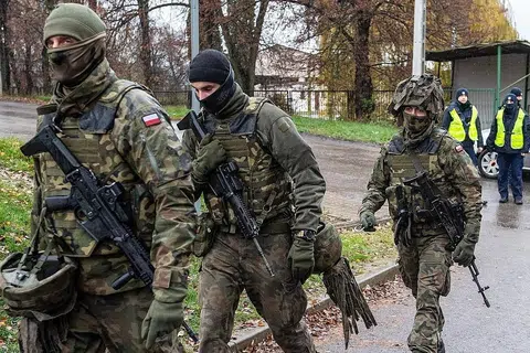 SIAP SEDIA: Sekumpulan askar dan anggota polis bergegas ke tempat kejadian di Przewodow, Lublin Voivodeship, Poland, selepas sebuah roket terhempas di kawasan itu pada Selasa lalu. - Foto EPA-EFE