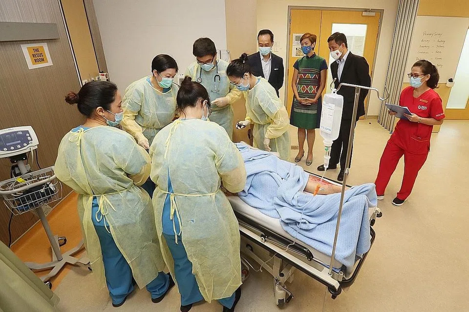 KUNJUNGI PUSAT KAJIAN KEJURURAWATAN: (Barisan belakang, dari kiri) Dr Koh, Cik Teo dan Encik Chan mengunjungi Pusat bagi Kajian Kejururawatan Alice Lee di Universiti Nasional Singapura semalam. - Foto ZAOBAO