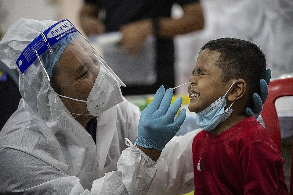 PERJUANGAN BELUM BERAKHIR: Seorang budak lelaki sedang menjalani ujian swab bagi Covid-19 di Kuala Lumpur sedang kes jangkitan mencapai paras rekod semalam, buat dua hari berturut-turut.