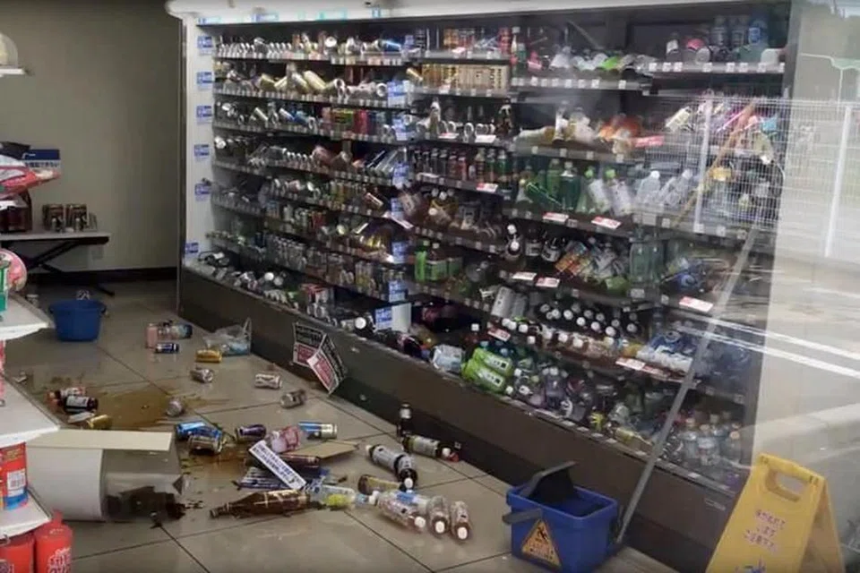 GEMPA BUMI OSAKA: Botol minuman bersepah di lantai dalam sebuah kedai selepas gempa bumi melanda Osaka, Jepun pada 18 Jun 2018.