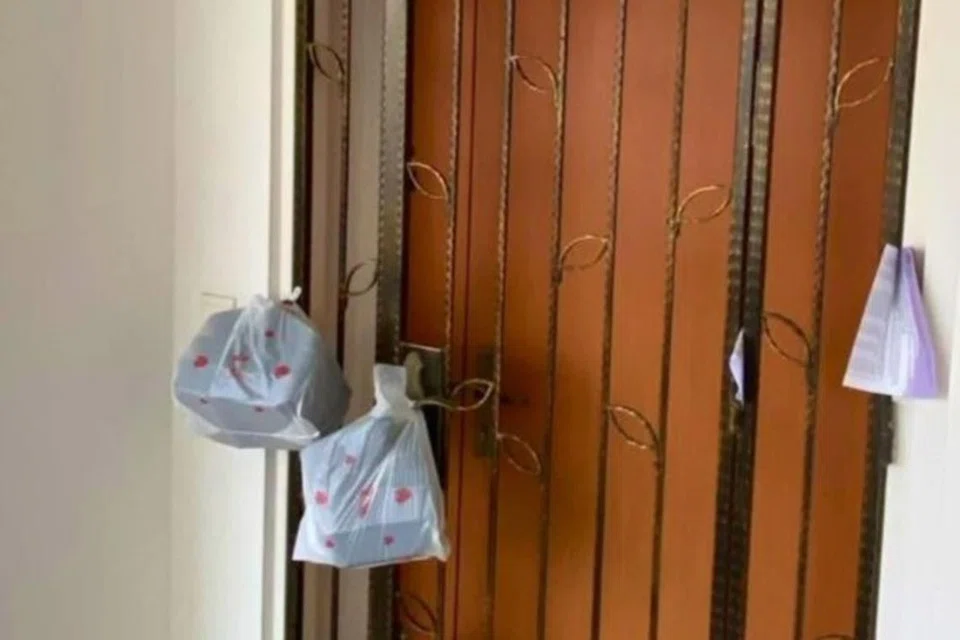 10 kotak durian yang digantung di pintu pagar di alamat yang diberikan untuk penghantaran itu, dicuri selepas ditinggalkan sebentar oleh penghantar ketika menunggu bayaran.
