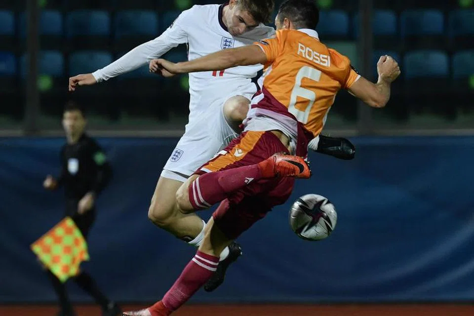 Antara perlawanan yang menyaksikan San Marino kalah teruk di padang sendiri termasuk semasa menentang England pada November 2021 di mana mereka tewas 0-10. Gambar menunjukkan pemain San Marino, Dante Rossi (kanan) menghadapi tentangan daripada pemain England, Emile Smith-Rowe (kiri).