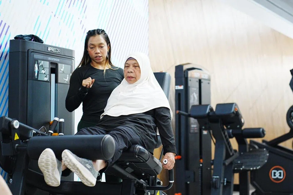 Cik Rosemina Hamzah (kanan) bersama jurulatih peribadinya yang juga merupakan anak sendiri, Cik Sity Maryam Abdul Rahman. 