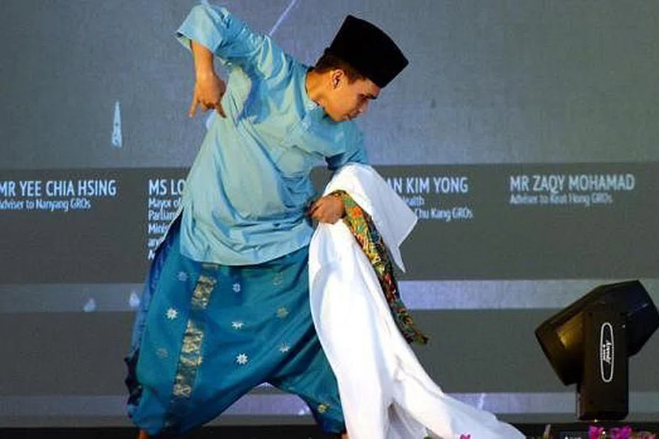 TURUT BUAT PERSEMBAHAN: Encik Imran telah membuat persembahan tarian interpretatif di konsert Bulan Bahasa di GRC Chua Chu Kang pada Sabtu lalu. - Foto TAUFIK A.KADER