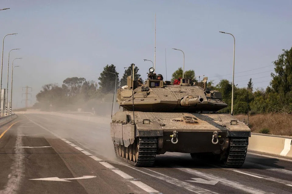 TINGKAT SKUADRON: Kereta kebal Israel dilihat berada di jalan raya berikutan penyusupan beramai-ramai pejuang bersenjata Hamas dari Semenanjung Gaza, berhampiran Sderot di selatan Israel pada 8 Oktober 2023.