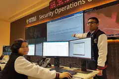 TERUJA TIMBA ILMU: Sebagai belia yang terpaut pada warna-warni dunia siber, Cik Nurul Huda Mohamed Amir dan Encik Hamzah Pinadi berhasrat menceburi bidang forensik digital atau penggodaman beretika selepas tamat pengajian kursus Diploma Pengurusan Keselamatan Infokom di Politeknik Republic. - Foto POLITEKNIK REPUBLIC