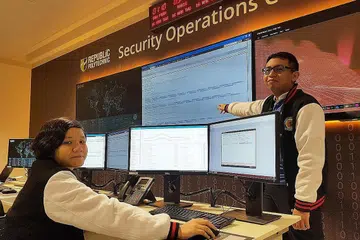 TERUJA TIMBA ILMU: Sebagai belia yang terpaut pada warna-warni dunia siber, Cik Nurul Huda Mohamed Amir dan Encik Hamzah Pinadi berhasrat menceburi bidang forensik digital atau penggodaman beretika selepas tamat pengajian kursus Diploma Pengurusan Keselamatan Infokom di Politeknik Republic. - Foto POLITEKNIK REPUBLIC