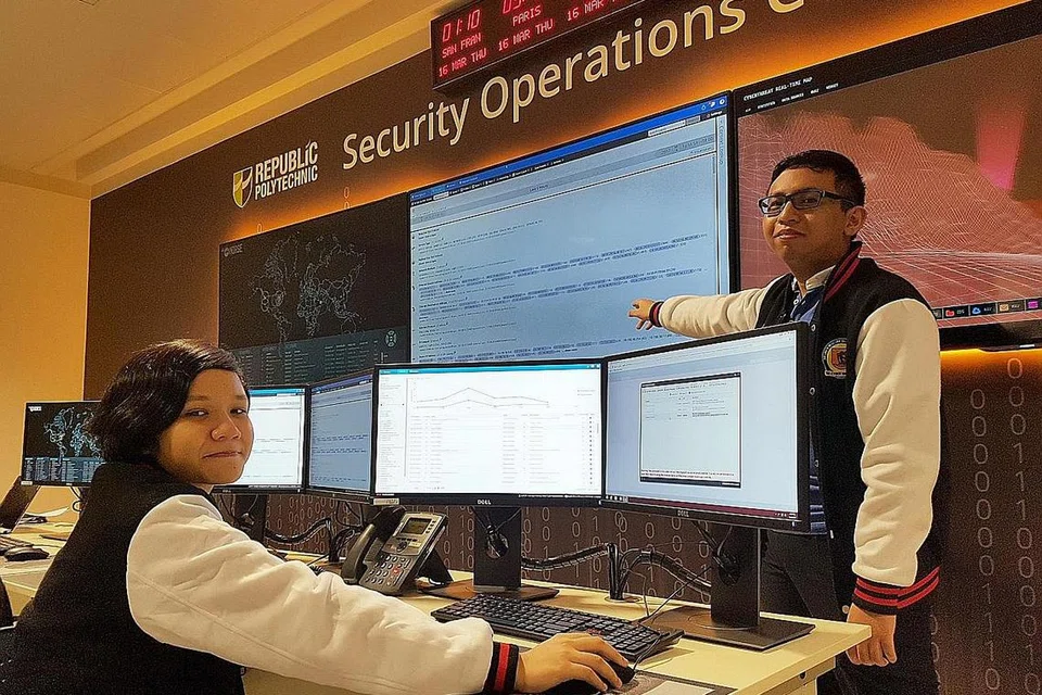TERUJA TIMBA ILMU: Sebagai belia yang terpaut pada warna-warni dunia siber, Cik Nurul Huda Mohamed Amir dan Encik Hamzah Pinadi berhasrat menceburi bidang forensik digital atau penggodaman beretika selepas tamat pengajian kursus Diploma Pengurusan Keselamatan Infokom di Politeknik Republic. - Foto POLITEKNIK REPUBLIC