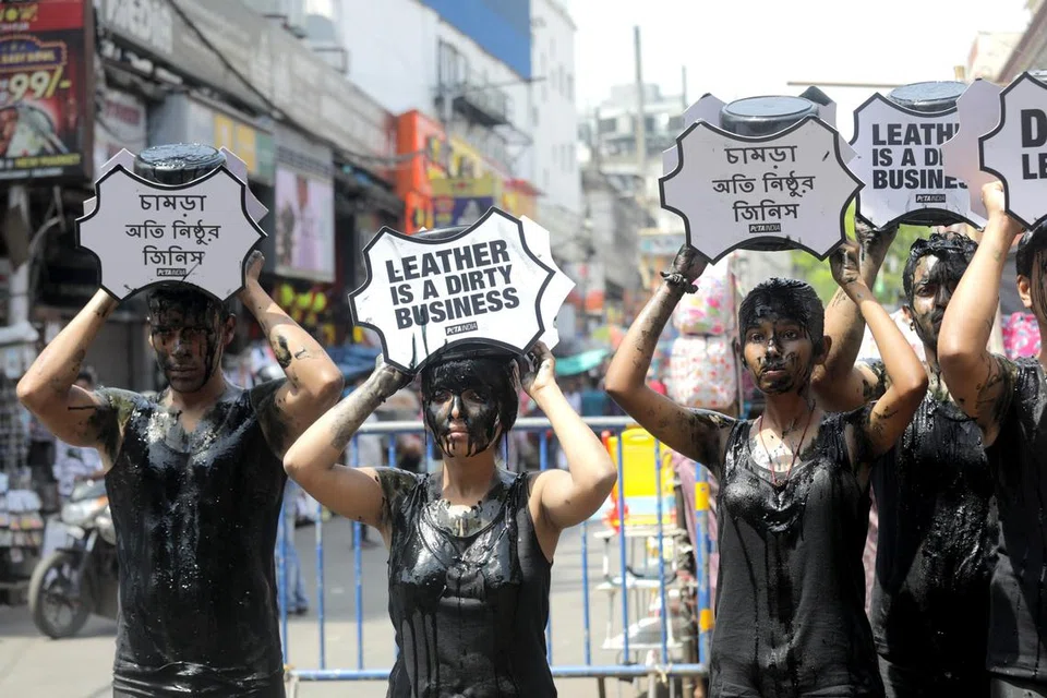 Aktivis ‘People for the Ethical Treatment of Animals’ (Peta) membasahi diri mereka dengan air tercemar yang dihasilkan daripada industri kulit, sebagai bantahan menjelang Hari Bumi, di Kolkata, India. Menurut Peta, pertanian haiwan yang termasuk industri kulit, bertanggungjawab untuk hampir satu perlima daripada semua pelepasan gas rumah hijau.