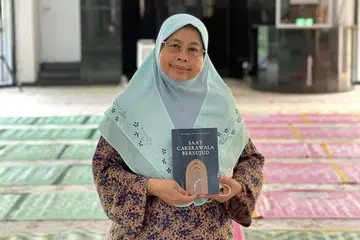 BANYAK NILAI PENGAJARAN: Dr Hadijah sifatkan buku 'Saat Cakerawala Bersujud' sebagai khazanah ilmu yang penuh makna, amat tinggi nilainya dan mesti dibaca. - Foto ihsan DR HADIJAH