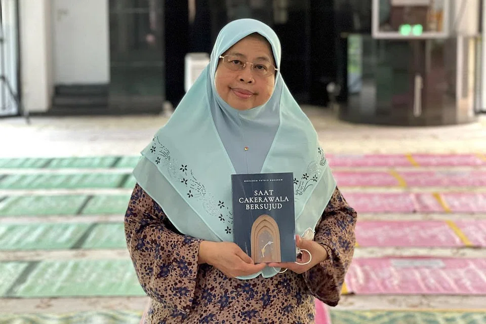 BANYAK NILAI PENGAJARAN: Dr Hadijah sifatkan buku 'Saat Cakerawala Bersujud' sebagai khazanah ilmu yang penuh makna, amat tinggi nilainya dan mesti dibaca. - Foto ihsan DR HADIJAH
