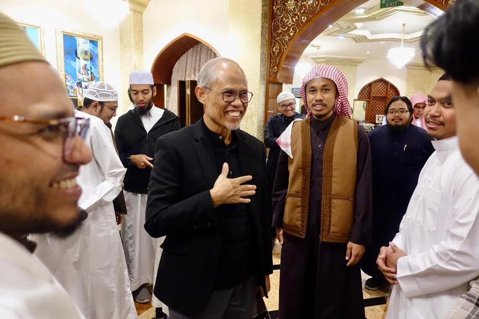 Encik Masagos (dua dari kiri) berkata para pelajar di Madinah telah mengajukan soalan-soalan baik berkaitan pendidikan agama, laluan untuk menyumbang khidmat kepada masyarakat dan Singapura, serta rancangan untuk mempertingkat sektor asatizah.