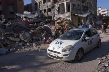 SELEPAS PENGEBOMAN: Sebuah kereta Pertubuhan Bangsa-Bangsa Bersatu (PBB) melintas lalu di hadapan bangunan-bangunan yang menyembah bumi selepas pengeboman Israel di lintasan Rafah pada Isnin.