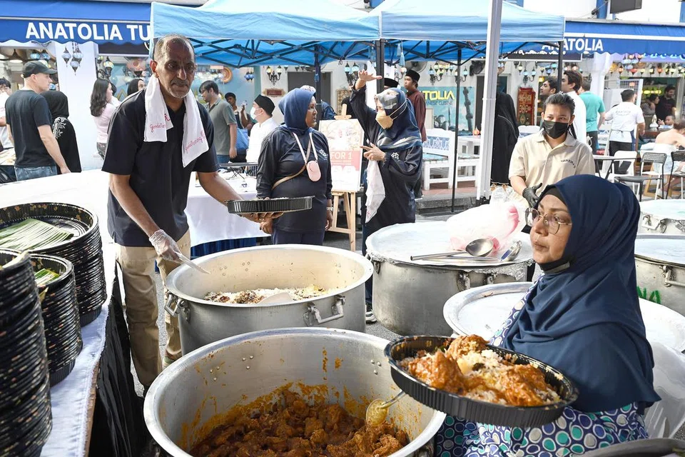 Pelbagai juadah disediakan untuk acara ini. Antaranya ialah nasi beriani, bubur dan ‘takoyaki’. Lebih 100 sukarelawan menyumbang tenaga menurut penganjur. 