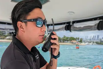 KARYAWAN BOT PERSIARAN: Kapten bot layar, Encik Mohamed Nurasyranni Kosrom dari syarikat khidmat sewa bot mewah, Aquamarine Yacht, mendapati permintaan bagi khidmat sedemikian telah meningkat sejak beliau menyertai industri itu sembilan tahun lalu.