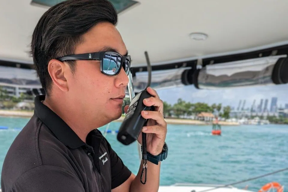 KARYAWAN BOT PERSIARAN: Kapten bot layar, Encik Mohamed Nurasyranni Kosrom dari syarikat khidmat sewa bot mewah, Aquamarine Yacht, mendapati permintaan bagi khidmat sedemikian telah meningkat sejak beliau menyertai industri itu sembilan tahun lalu.