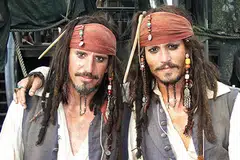 NYARIS-NYARIS HILANG NYAWA: 'Stuntman' buat Johnny Depp (kanan), Tony Angelotti hampir terkorban apabila tali yang melilit pinggangnya dalam satu babak 'Pirates of the Caribbean: Dead Man's Chest' lebih ketat terasa sehingga mencederakannya kerana kesilapan teknikal. - Foto HOLLYWOOD NEWS 