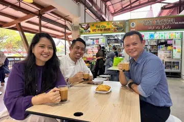 Pemangku Menteri Bertanggungjawab bagi Ehwal Masyarakat Islam, Encik Zaqy Mohamad (kanan), menghargai sumbangan peguam, Encik Ahmad Firdaus Daud (tengah); dan Ketua Portfolio di Hilleman Laboratories, Dr Erlyani Hamid, dalam mencurahkan masa dan tenaga kepada M³+@Punggol serta bekerjasama dengan para sukarelawan dan rakan kongsi untuk berkhidmat kepada penduduk.