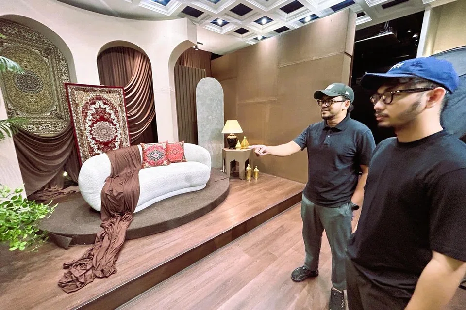 Pengarah Operasi, Kotak Glasshouse, Encik Mohd Haziq Ahmad Manan (kiri), bersama Pemilik Sedetik Studio, Encik Shahrul Hazmi Sabarudin, membuat pemeriksaan latar belakang yang digunakan oleh pelanggan mereka.