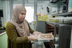 Cik Nur Zaihidah Zaini, yang memulakan perniagaan dari rumah (HBB) ‘MK D’Nongz’ pada 2021, terpaksa menaikkan sedikit harga kek tapak kuda yang dibuat dan dijualnya kerana harga bahan seperti telur dan mentega telah naik.