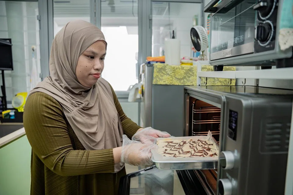 Cik Nur Zaihidah Zaini, yang memulakan perniagaan dari rumah (HBB) ‘MK D’Nongz’ pada 2021, terpaksa menaikkan sedikit harga kek tapak kuda yang dibuat dan dijualnya kerana harga bahan seperti telur dan mentega telah naik.