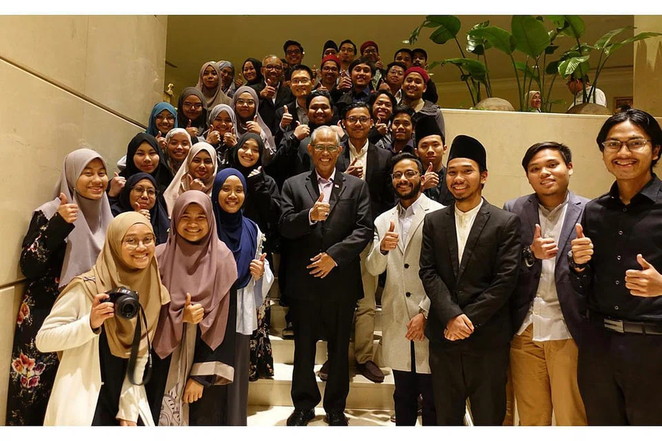 VISI ASATIZAH HARI MUKA: Menteri Bertanggungjawab bagi Ehwal Masyarakat Islam, Encik Masagos Zulkifli Masagos Mohamad (tengah), menemui pelajar Singapura di Mesir semasa satu lawatan ke negara itu. Visi jangka panjang AWDP ialah membangunkan asatizah hari muka sebagai tokoh agama disegani di dalam dan luar negara. - Foto MCI