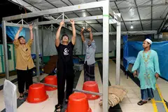 MENJELANG AIDILADHA: Relawan Masjid Hj Yusoff menyiakan segala keperluan dan ruang bagi memudahkan proses penyembelihan kambing menjelang Hari Raya Aidiladha tahun lalu. 